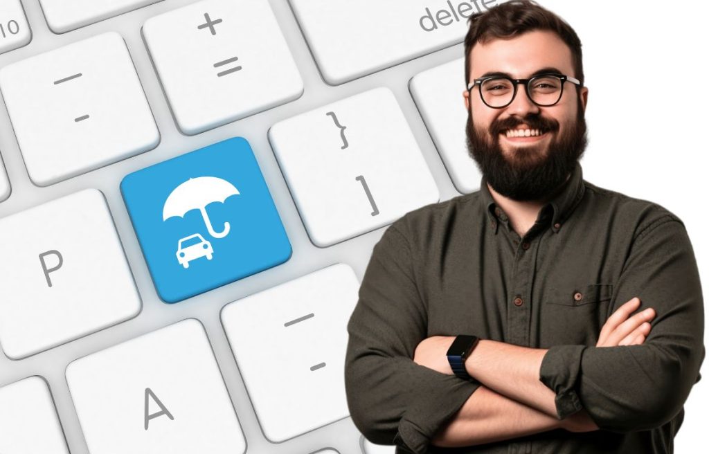 homme souriant les bras croisée qui vous regarde et en second plan une illustration d'un clavier d'ordinateur avec un bouton assurance