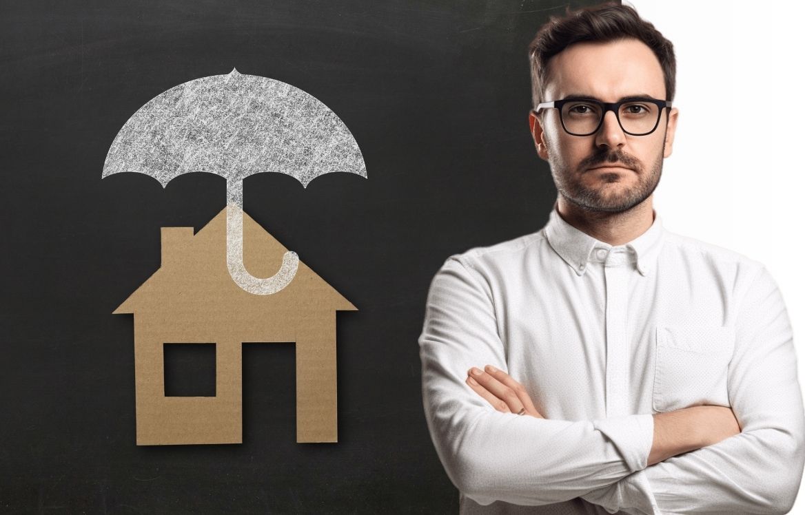 homme souriant sur l'illustration avec à l'arrière une maison avec un parapluie