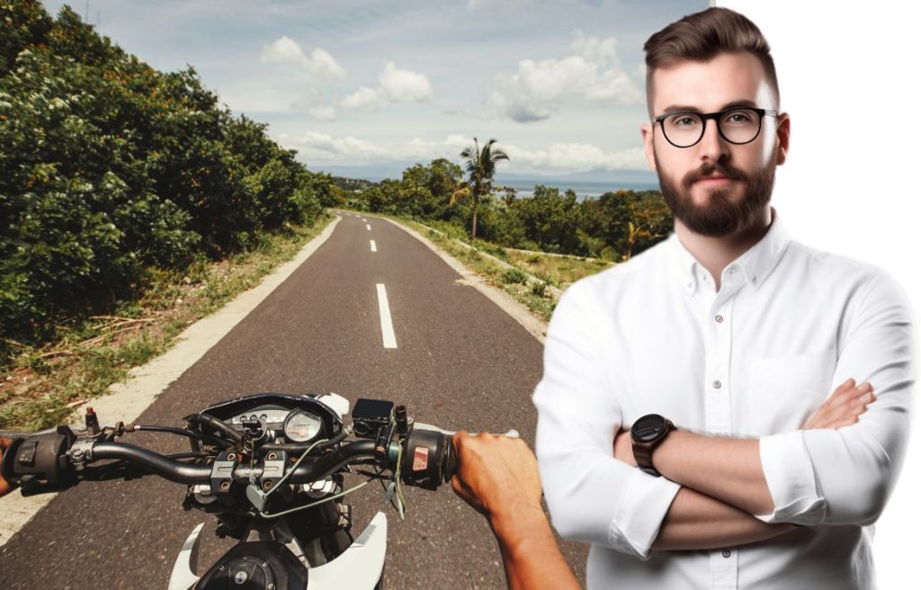 Homme souriant et derrière un homme qui conduit une moto