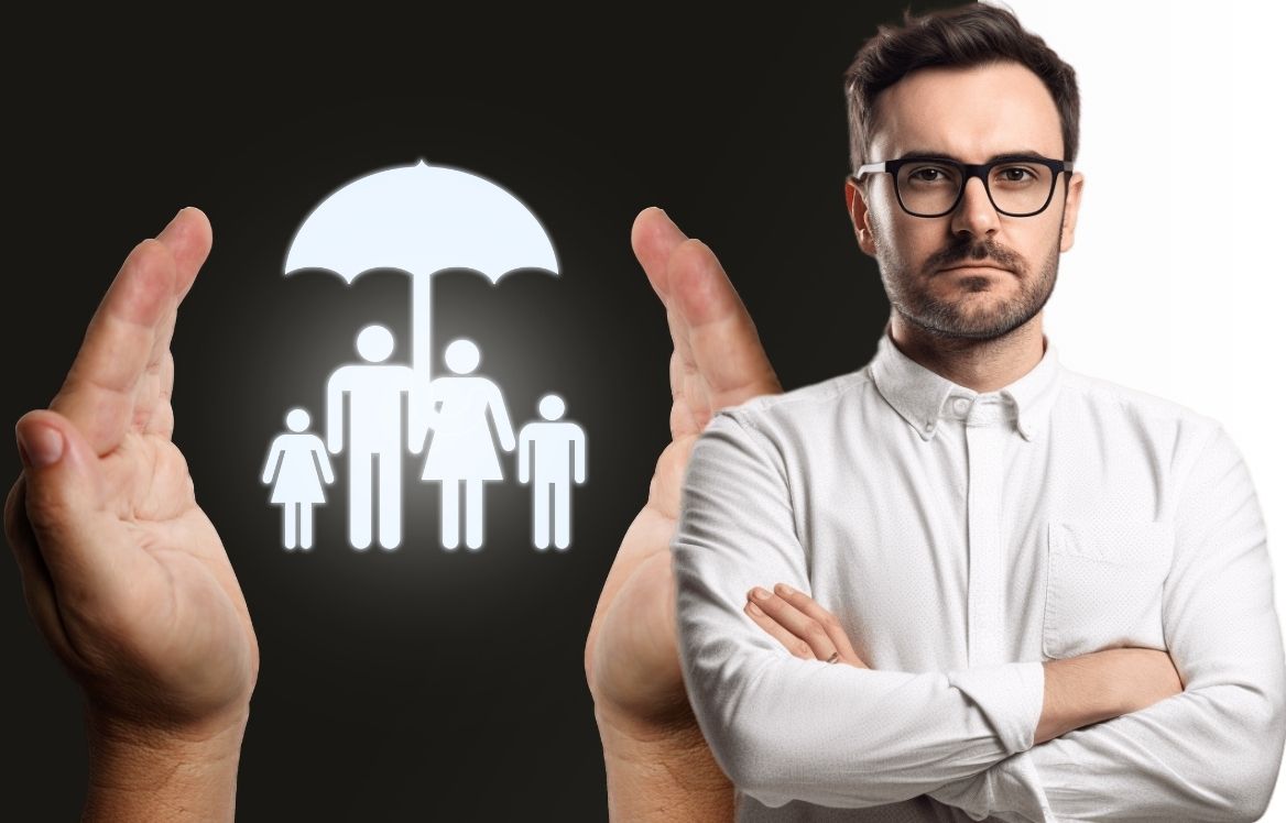 homme bras croisée avec une chemise blanche et à l'arrière il ya le dessin d'une famille avec un parapluie entre deux mains humaine.